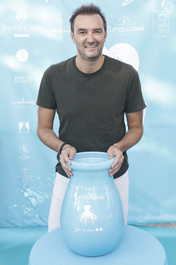 Cyril Lignac lors d'un tournoi de pétanque place des Lices organisé par le magazine Turquoise pour l'association Sourire à la vie à Saint-Tropez le 10 août 2022. © Jack Tribeca / Bestimage