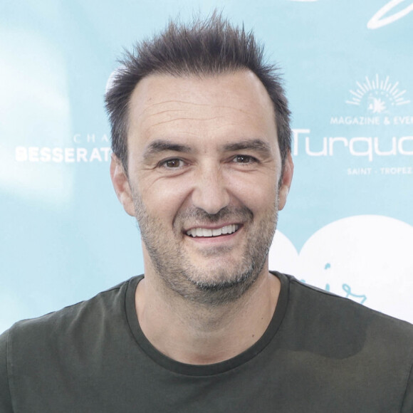 Cyril Lignac lors d'un tournoi de pétanque place des Lices organisé par le magazine Turquoise pour l'association Sourire à la vie à Saint-Tropez le 10 août 2022. © Jack Tribeca / Bestimage