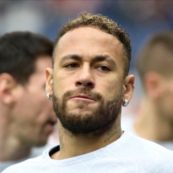 En plus d'une maison dotée de 25 chambres, le footballeur aurait également 5 domestiques à temps plein dans sa maison
 
Neymar Jr ( 10 - PSG ) - lors du match de Ligue 1 Uber Eats "PSG - Lille (4-3)" au Parc des Princes, le 19 février 2023.