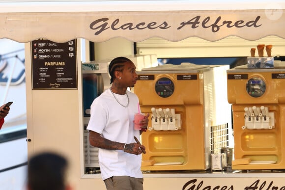 Les températures vont frôler les 40 degrés.
Le rappeur américain Tyga déguste un granité et fume un cigare lors d'une balade sur le port de à Saint-Tropez, Côte d'Azur, France, le 15 août 2017.