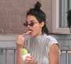 Le week-end s'annonce chaud, très chaud.
Kendall Jenner mange une glace alors qu'elle se promène avec Frank Ocean et Luka Sabbat à New York  © CPA/Bestimage