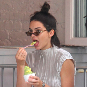 Le week-end s'annonce chaud, très chaud.
Kendall Jenner mange une glace alors qu'elle se promène avec Frank Ocean et Luka Sabbat à New York  © CPA/Bestimage