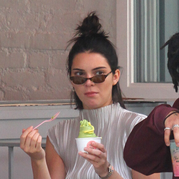 Kendall Jenner mange une glace alors qu'elle se promène avec Frank Ocean et Luka Sabbat à New York, le 2 juin 2017. © CPA/Bestimage