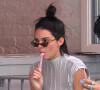 Une boisson rencontre un sacré succès durant l'été, et plaît notamment énormément aux enfants. Il s'agit du Granité. 
Kendall Jenner mange une glace alors qu'elle se promène avec Frank Ocean et Luka Sabbat à New York, le 2 juin 2017. © CPA/Bestimage
