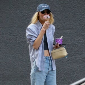 Gigi Hadid mange une glace tout en marchant dans les rues de New York avec une amie, Leah McCarthy. Le 13 avril 2023