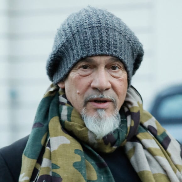 "On ne sait jamais quand ça s'arrête. On m'annonce entre cinq et dix années de traitement avant de pouvoir dire que le risque de rechute est loin", a-t-il confié pour Télé 7 jours.
Exclusif - Florent Pagny - Sorties de l'émission "Vivement Dimanche" qui sera diffusée le 21 novembre 2021 au studio Gabriel à Paris, France, le 03 novembre 2021. © Christophe Clovis / Bestimage