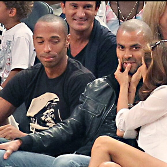 "Thierry, je n'ai pas eu de grand-frère, mais tu étais réellement mon grand-frère", confie Tony Parker
 
Archives - Thierry Henry, Tony Parker et Eva Longoria.