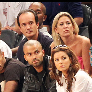 "Je ne pouvais rien faire avec ma jambe et tu m'aidais à aller aux toilettes", ajoute Tony Parker concernant Thierry Henry
 
Archives - Thierry Henry, Tony Parker et Eva Longoria.