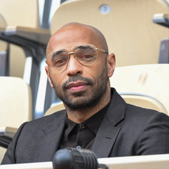 "Je me souviens quand je me suis déchiré le quadriceps, tout le monde disait que ma carrière était terminée", poursuit l'ancien basketteur
 
Thierry Henry en tribune (Jour 8) lors des Internationaux de France de Tennis de Roland Garros 2022 à Paris, France, le 29 mai 2022. © Chryslene Caillaud/Panoramic/Bestimage