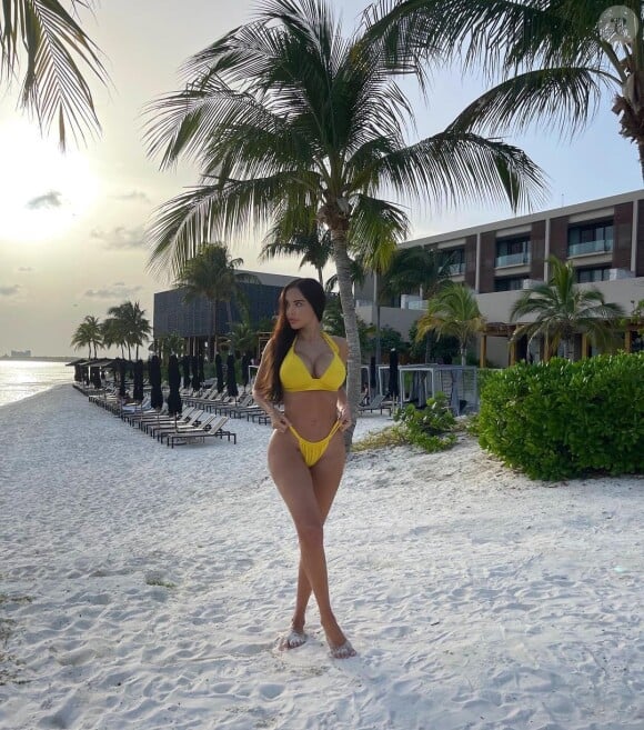 Vêtue d'un bikini jaune des plus sexy, elle dévoile ses formes affriolantes.
Nabilla prend la pose sur Instagram.