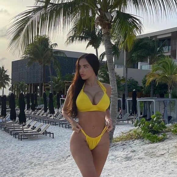 Vêtue d'un bikini jaune des plus sexy, elle dévoile ses formes affriolantes.
Nabilla prend la pose sur Instagram.