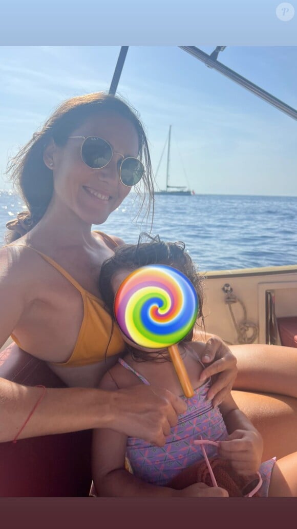 Tout sourire avec sa fille dans ses bras, toutes les deux en maillots de bain et sur un bateau, la chanteuse semble passer de beaux moments près des siens.