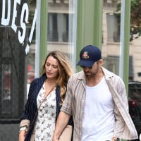 PHOTOS Blake Lively en robe stylée et déboutonnée avec Ryan Reynolds à Paris : ils ont craqué pour un célèbre restaurant