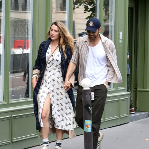 Les amoureux ont été vus entrant dans le célèbre restaurant parisien La Poule au Pot, réputé pour sa cuisine qui met à l'honneur le patrimoine culinaire français.
Exclusif - Ryan Reynolds et sa femme Blake Lively profitent de leur vacances à Paris pour aller déjeuner au restaurant étoilé du chef J.F. Piège "La Poule au Pot", à Paris, le 29 juillet 2023.