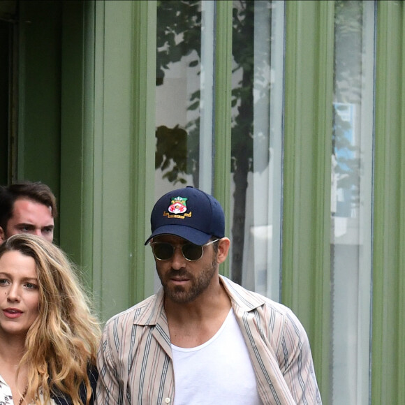 Le choix de ce lieu montre, encore une fois, le bon goût de Ryan et Blake !
Exclusif - Ryan Reynolds et sa femme Blake Lively profitent de leur vacances à Paris pour aller déjeuner au restaurant étoilé du chef J.F. Piège "La Poule au Pot", à Paris, le 29 juillet 2023.