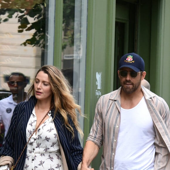 Exclusif - Ryan Reynolds et sa femme Blake Lively profitent de leur vacances à Paris pour aller déjeuner au restaurant étoilé du chef J.F. Piège "La Poule au Pot", à Paris, le 29 juillet 2023.