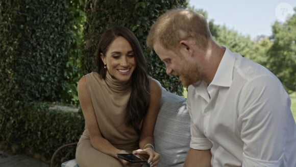 Meghan Markle devrait être absente quant à elle.
Le prince Harry, duc de Sussex et Meghan Markle, duchesse de Sussex, ont surpris certains jeunes très performants – avec des appels téléphoniques personnels pour les féliciter. Les jeunes américains avaient reçu des subventions du Responsible Technology Youth Power Fund, soutenu par le duc et la duchesse de Sussex par le biais de leur Fondation Archewell. Le fonds est une initiative philanthropique dédiée à soutenir les jeunes et les organisations intergénérationnelles qui façonnent l'avenir de la technologie responsable. Meghan, 41 ans, et Harry, 38 ans, ont surpris les récipiendaires des toutes premières subventions du fonds qui a invité les candidatures plus tôt cette année. Les appels ont également été filmés pour une vidéo d'eux parlant dans leur manoir de 12 millions à Montecito, en Californie. © JLPPA/RT Youth Power Fund/Bestimage 