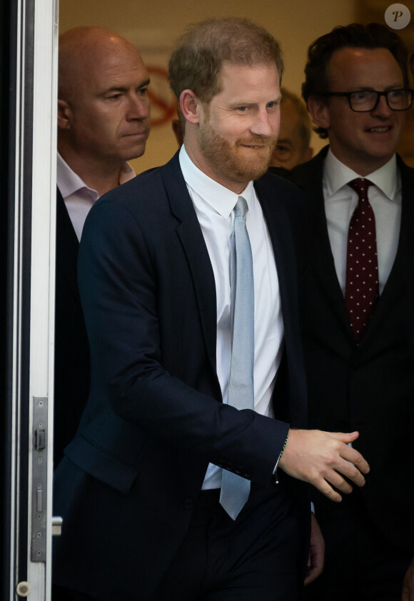 Accompagné de son avocat D.Sherborne, le prince Harry, duc de Sussex, quitte la Haute Cour de Londres au deuxième jour de son témoignage contre un tabloïd accusé de piratage de messageries téléphoniques. C'est la première apparition d'un membre de la famille royale à la barre en plus d'un siècle. Londres, le 7 juin 2023. 