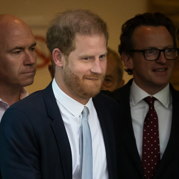 Accompagné de son avocat D.Sherborne, le prince Harry, duc de Sussex, quitte la Haute Cour de Londres au deuxième jour de son témoignage contre un tabloïd accusé de piratage de messageries téléphoniques. C'est la première apparition d'un membre de la famille royale à la barre en plus d'un siècle. Londres, le 7 juin 2023. 