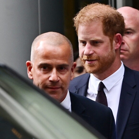 Le prince Harry, duc de Sussex, à la sortie de la la Haute Cour de Londres pour témoigner contre un tabloïd accusé de piratage de messageries téléphoniques. C'est la première apparition d'un membre de la famille royale à la barre en plus d'un siècle, à Londres, Royaume Uni, le 6 juin 2023. 