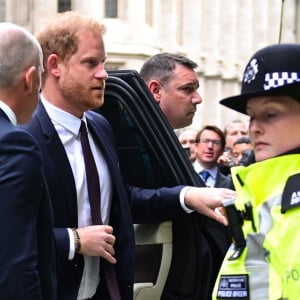 Le prince Harry, duc de Sussex, arrive devant la Haute Cour de Londres pour témoigner contre un tabloïd accusé de piratage de messageries téléphoniques. C'est la première apparition d'un membre de la famille royale à la barre en plus d'un siècle. Londres, le 6 juin 2023. 