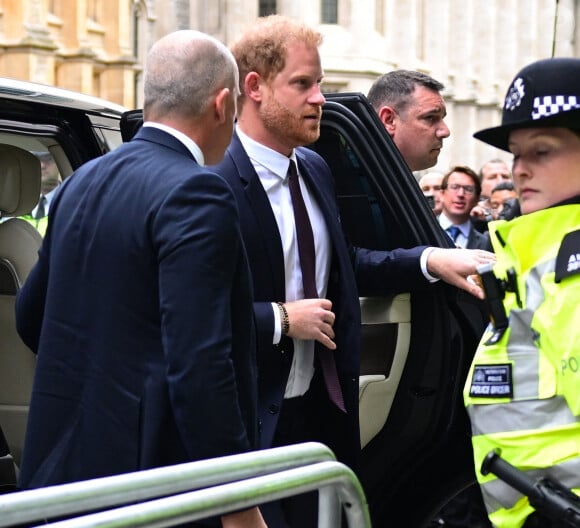 Le prince Harry, duc de Sussex, arrive devant la Haute Cour de Londres pour témoigner contre un tabloïd accusé de piratage de messageries téléphoniques. C'est la première apparition d'un membre de la famille royale à la barre en plus d'un siècle. Londres, le 6 juin 2023. 