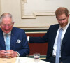 En effet, Charles a expliqué qu'il aimerait bien qu'ils se revoient.
Le prince Charles, prince de Galles et le prince Harry lors d'une discussion sur les crimes violents commis par des jeunes lors d'un forum tenu à Clarence House à Londres. 
