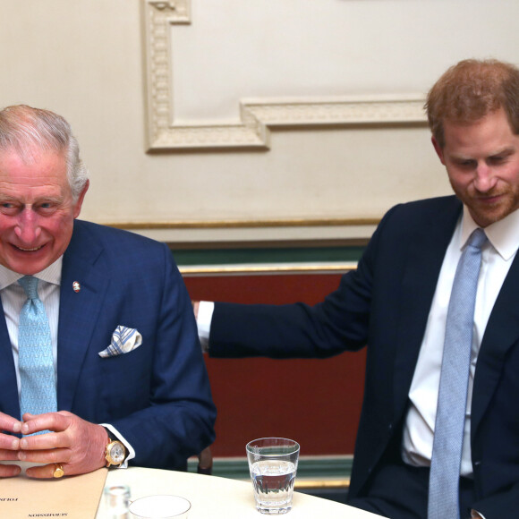 En effet, Charles a expliqué qu'il aimerait bien qu'ils se revoient.
Le prince Charles, prince de Galles et le prince Harry lors d'une discussion sur les crimes violents commis par des jeunes lors d'un forum tenu à Clarence House à Londres. 