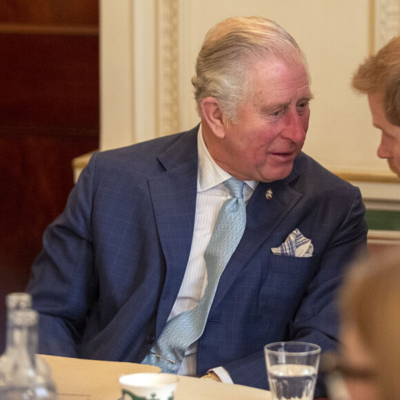 Le prince Charles et le prince Harry, duc de Sussex, lors d'un forum sur les crimes violents chez les jeunes à la Clarence House à Londres. Le 12 décembre 2018 