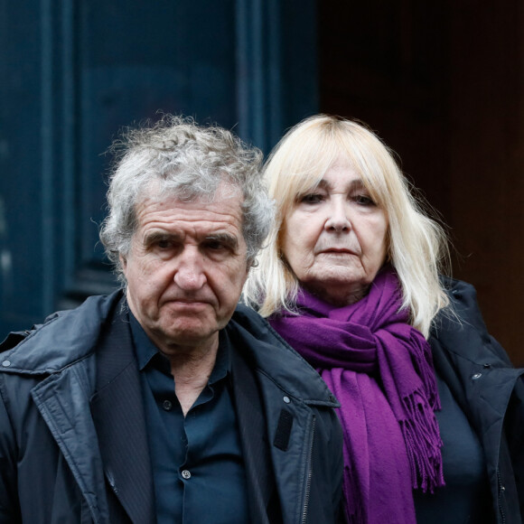 Exclusif - Gérard Leclerc et sa femme Julie - Sorties des obsèques de Jacques Collard en l'église Saint Roch à Paris le 6 avril 2023. Jacques Collard est un restaurateur, acteur et dramaturge belge. Il est l'auteur - seul ou en collaboration - d'une vingtaine d'adaptations théâtrales dont Les Enfants du silence (1993) et Ladies' Night (2001), couronnées respectivement du Molière de l'adaptateur et du Molière du meilleur spectacle comique. Ami des stars3 et proche notamment de Thierry Le Luron et de Jean Marais, Jacques Collard a géré plusieurs de leurs restaurants4 : La Goulue (1969), L'Orangerie avec Jean-Claude Brialy, Le Chamarret (1972)5, Le Wall Street (1980), L'Orée du bois2,6, etc. Il a également dirigé l'Espace Cardin de 1984 à 1992. © Christophe Clovis / Bestimage 