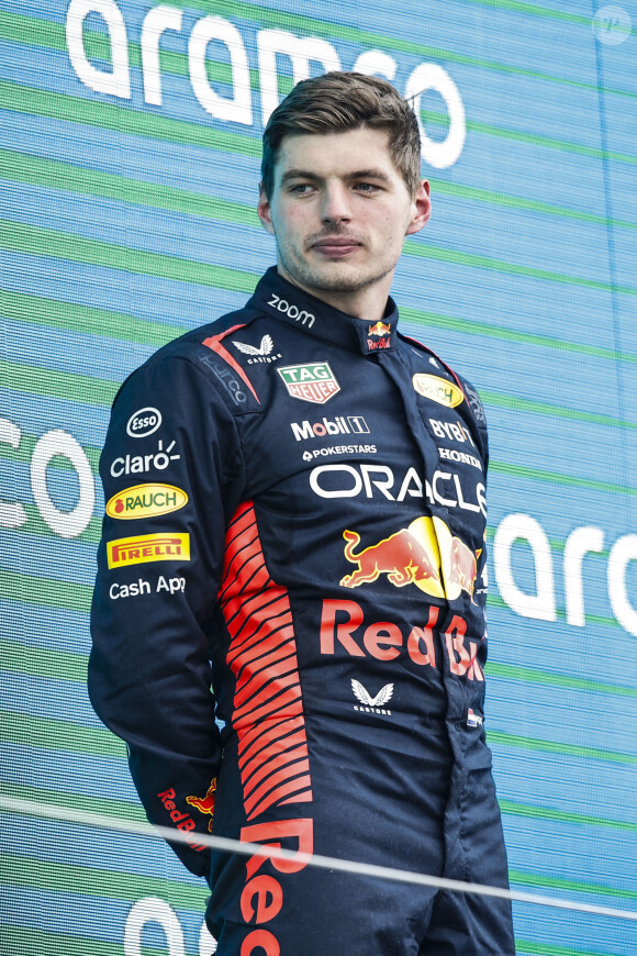 Sur la vidéo, on peut le voir rouler à 124 km/h au niveau d'un tunnel où la limite de vitesse est fixée à 90 km/h.
 
Max Verstappen - © Dppi / Panoramic / Bestimage