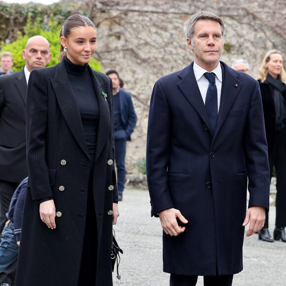 Le prince de 51 ans a l'habitude d'y passer ses vacances d'été en famille.
Exclusif - Vittoria de Savoie et son pére Emmanuel-Philibert de Savoie - La famille de Savoie s'est retrouvée à l'abbaye de Hautecombe lors d'une messe pour célébrer les 40 ans de la disparition du dernier roi régnant d'Italie, Humbert II de Savoie à Saint-Pierre-de-Curtille, le 18 Mars 2023. © Dominique Jacovides/Bestimage 