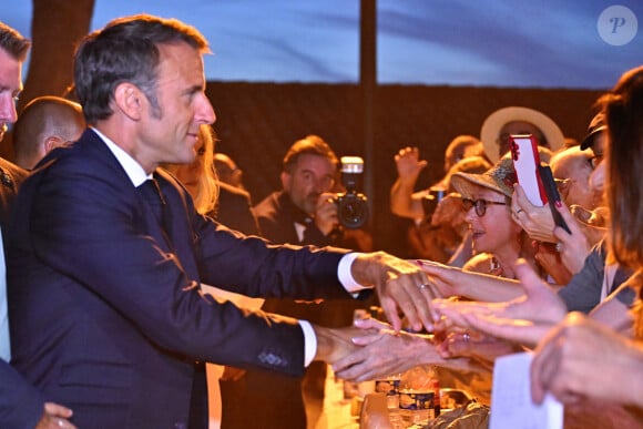 Bain de foule - Le président Emmanuel Macron et sa femme Brigitte assistent à la cérémonie du 79ème anniversaire de la libération de la ville de Bormes-les-Mimosas le 17 août 2023. © Philippe Magoni / Pool / Bestimage 