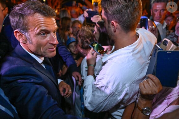 Bain de foule - Le président Emmanuel Macron et sa femme Brigitte assistent à la cérémonie du 79ème anniversaire de la libération de la ville de Bormes-les-Mimosas le 17 août 2023. © Philippe Magoni / Pool / Bestimage 