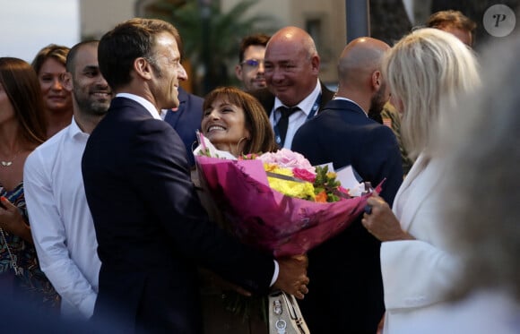 Le président Emmanuel Macron et sa femme la Première Dame Brigitte Macron saluent la foule à Bormes-les-Mimosas à l'issue de la cérémonie du 79ème anniversaire de la libération de la ville le 17 août 2023. © Luc Boutria/Nice Matin/Bestimage  French President and his wife French First Lady wave to the crowds in Bormes-les-Mimosas after the ceremony marking the 79th anniversary of the town's liberation on 17 August 2023. 