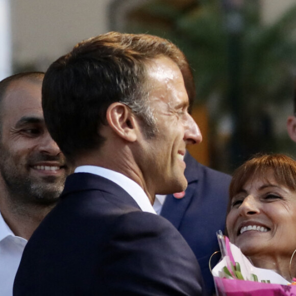 Le président Emmanuel Macron et sa femme la Première Dame Brigitte Macron saluent la foule à Bormes-les-Mimosas à l'issue de la cérémonie du 79ème anniversaire de la libération de la ville le 17 août 2023. © Luc Boutria/Nice Matin/Bestimage  French President and his wife French First Lady wave to the crowds in Bormes-les-Mimosas after the ceremony marking the 79th anniversary of the town's liberation on 17 August 2023. 