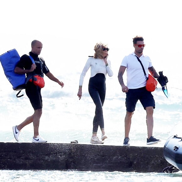 Brigitte Macron profite en solo de son premier jour de vacances au Fort de Brégançon à Bormes-les-Mimosas le 30 juillet 2023. Le président Emmanuel Macron Macron et sa femme Brigitte sont arrivés au Fort de Brégançon samedi soir. Dimanche, Brigitte en sortie seule en combinaison de plongée avec son chien Némo et ses gardes du corps pour faire une ballade en bateau mais, la mer étant trop agitée, la première dame est rentrée plus vite que prévu avant de rejoindre son mari pour dîner. 