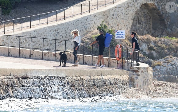 Brigitte Macron profite en solo de son premier jour de vacances au Fort de Brégançon à Bormes-les-Mimosas le 30 juillet 2023. Le président Emmanuel Macron Macron et sa femme Brigitte sont arrivés au Fort de Brégançon samedi soir. Dimanche, Brigitte en sortie seule en combinaison de plongée avec son chien Némo et ses gardes du corps pour faire une ballade en bateau mais, la mer étant trop agitée, la première dame est rentrée plus vite que prévu avant de rejoindre son mari pour dîner. 