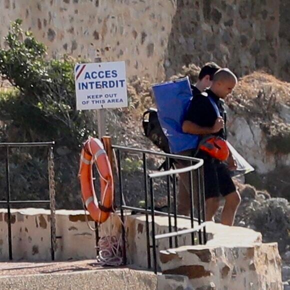 Brigitte Macron profite en solo de son premier jour de vacances au Fort de Brégançon à Bormes-les-Mimosas le 30 juillet 2023. Le président Emmanuel Macron Macron et sa femme Brigitte sont arrivés au Fort de Brégançon samedi soir. Dimanche, Brigitte en sortie seule en combinaison de plongée avec son chien Némo et ses gardes du corps pour faire une ballade en bateau mais, la mer étant trop agitée, la première dame est rentrée plus vite que prévu avant de rejoindre son mari pour dîner. © Luc Boutria/Nice-Matin/Bestimage 