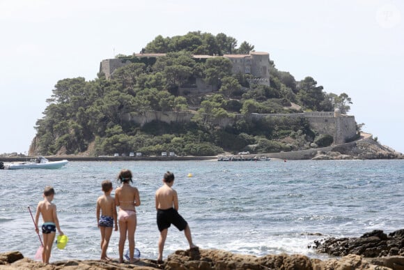 Brigitte Macron profite en solo de son premier jour de vacances au Fort de Brégançon à Bormes-les-Mimosas le 30 juillet 2023. Le président Emmanuel Macron Macron et sa femme Brigitte sont arrivés au Fort de Brégançon samedi soir. Dimanche, Brigitte en sortie seule en combinaison de plongée avec son chien Némo et ses gardes du corps pour faire une ballade en bateau mais, la mer étant trop agitée, la première dame est rentrée plus vite que prévu avant de rejoindre son mari pour dîner. © Luc Boutria/Nice-Matin/Bestimage 