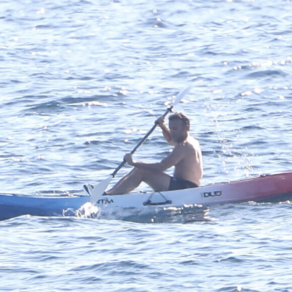 Arrivé fin juillet, Emmanuel Macron est resté au Fort de Brégançon jusqu'au week-end dernier
Exclusif - Le président Emmanuel Macron fait du canoë-kayak lors de ses vacances au Fort de Brégançon à Bormes-les-Mimosas. Aux alentours de 18 heures, Emmanuel Macron a été aperçu seul, en maillot de bain noir et torse nu, sur un canoë bleu-blanc-rouge. Il s'est offert un court aller-retour d'une vingtaine de minutes, suivi par un agent de sécurité, lui aussi en canoë. © Luc Boutria/Nice-Matin/Bestimage 