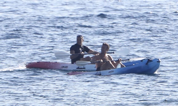 Exclusif - Le président Emmanuel Macron fait du canoë-kayak lors de ses vacances au Fort de Brégançon à Bormes-les-Mimosas le 3 aout 2022. Aux alentours de 18 heures, Emmanuel Macron a été aperçu seul, en maillot de bain noir et torse nu, sur un canoë bleu-blanc-rouge. Il s'est offert un court aller-retour d'une vingtaine de minutes, suivi par un agent de sécurité, lui aussi en canoë. © Luc Boutria/Nice-Matin/Bestimage 