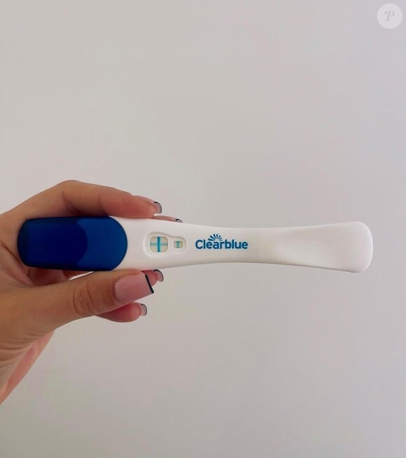 Sur son compte Instagram, elle a simplement posté une photo d'elle et de lui (de dos) et une autre de son test de grossesse positif.
Tiffany annonce être enceinte de son premier enfant sur Instagram.