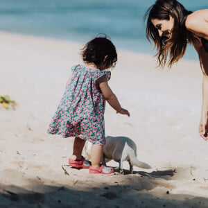 Exclusif - Fabienne Carat et sa fille Céleste profitent d'une journée à la plage sur l'île de la Réunion où Fabienne tourne un épisode de la série "Section de Recherches" le 8 juin 2023. © Jules Legros / Bestimage