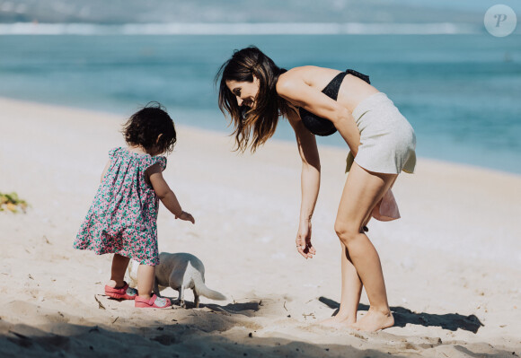 Exclusif - Fabienne Carat et sa fille Céleste profitent d'une journée à la plage sur l'île de la Réunion où Fabienne tourne un épisode de la série "Section de Recherches" le 8 juin 2023. © Jules Legros / Bestimage
