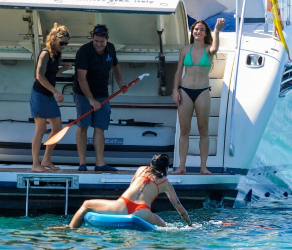 L'équipe d'Espagne fête sa victoire lors de la Coupe du monde féminine à Ibiza, sur un énorme yacht.