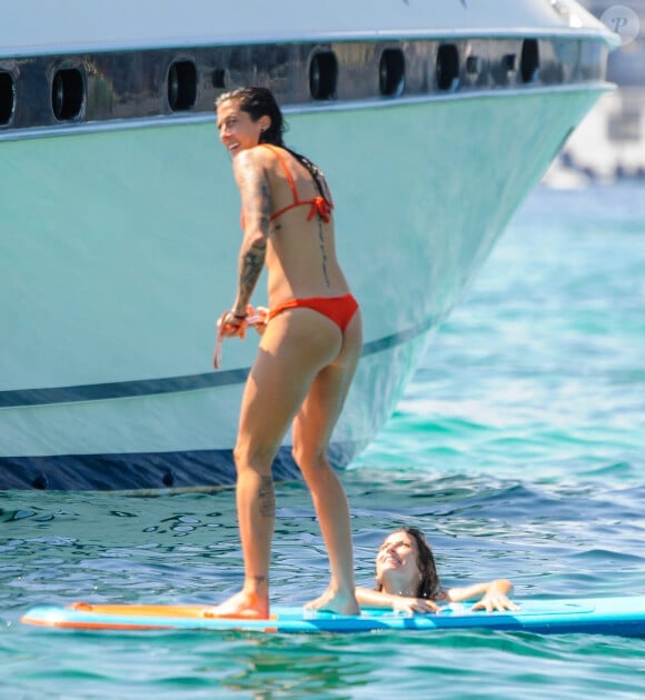 L'équipe d'Espagne fête sa victoire lors de la Coupe du monde féminine à Ibiza, sur un énorme yacht.