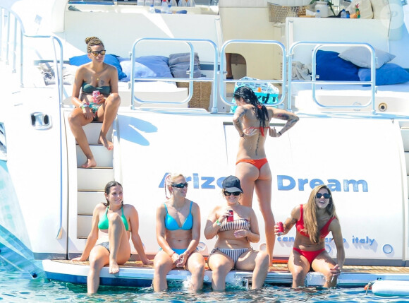 L'équipe d'Espagne fête sa victoire lors de la Coupe du monde féminine à Ibiza, sur un énorme yacht.