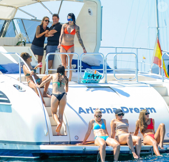 Malgré les scandales qui entachent cette victoire, les joueuses ont décidé de partir en vacances ensemble
 
L'équipe d'Espagne fête sa victoire lors de la Coupe du monde féminine à Ibiza, sur un énorme yacht.