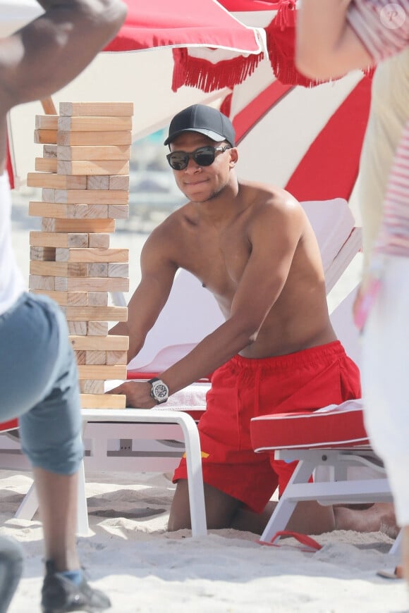 L'attaquant français du PSG Kylian Mbappé joue au Jenga lors d'une journée à la plage avec des amis à Miami, Floride, Etats-Unis, le 1er juillet 2023.